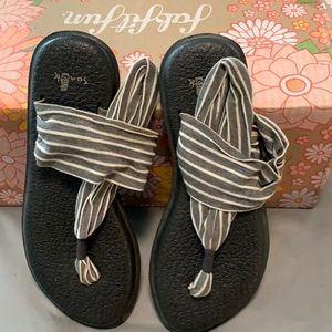 Sanuk yoga sandals